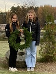 Vanessa Ristimeri ja Ella Kultalahti laskivat seppeleen nälkään kuolleiden muistomerkille.