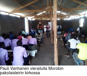 Pauli Vanhanen vierailulla Morobin pakolaisleirin kirkossa