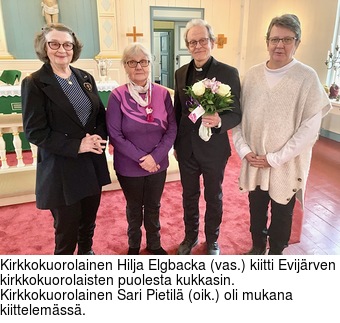 Kirkkokuorolainen Hilja Elgbacka (vas.) kiitti Evijrven kirkkokuorolaisten puolesta kukkasin. Kirkkokuorolainen Sari Pietil (oik.) oli mukana kiittelemss.