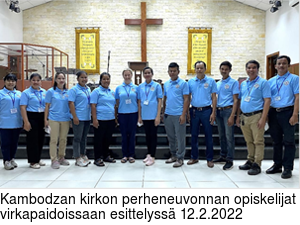 Kambodzan kirkon perheneuvonnan opiskelijat virkapaidoissaan esittelyss 12.2.2022