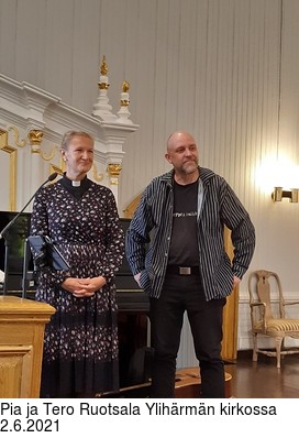 Pia ja Tero Ruotsala Ylihrmn kirkossa 2.6.2021
