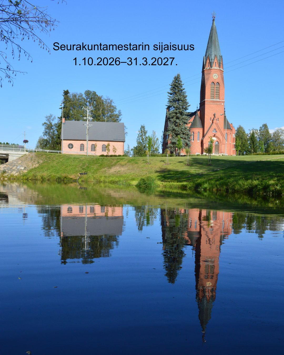 Kauhavan kirkon ja siunauskappelin kuva, jossa rakennukset peilautuvat tyynestä joen pinnasta