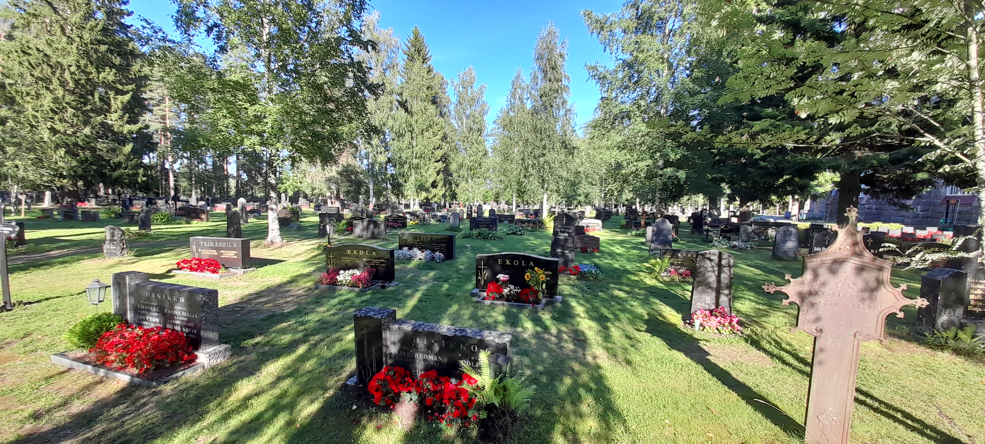 Alahärmän vanha hautausmaa kesällä