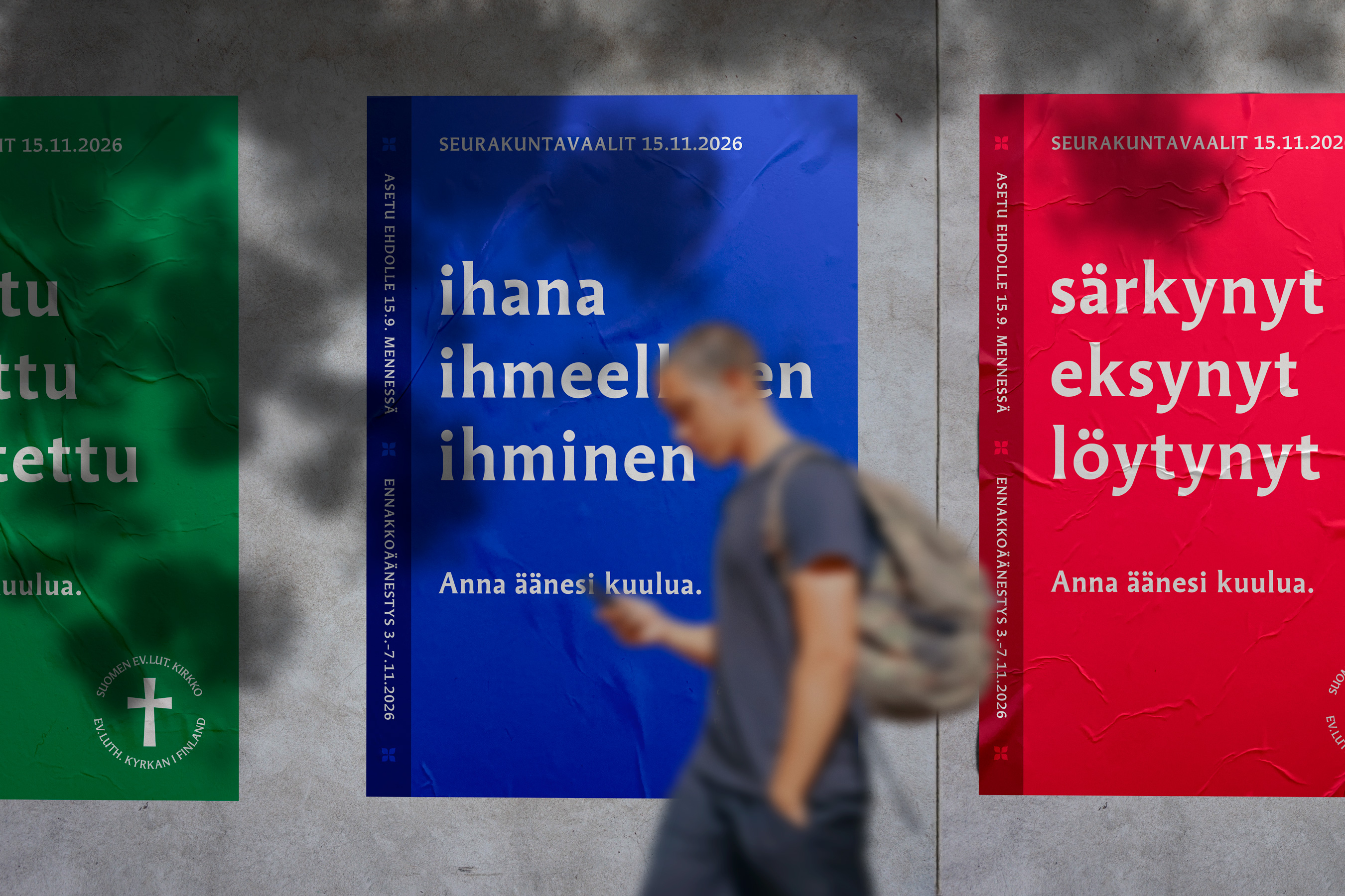 poika kävelee vaalijulisteiden ohi